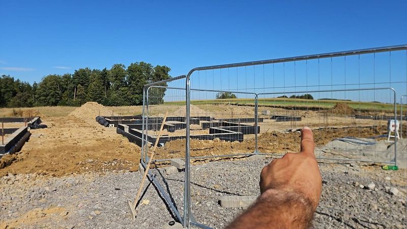Fundamenty ze zbrojeniem przygotowane do zalania, rejon Cieszyna