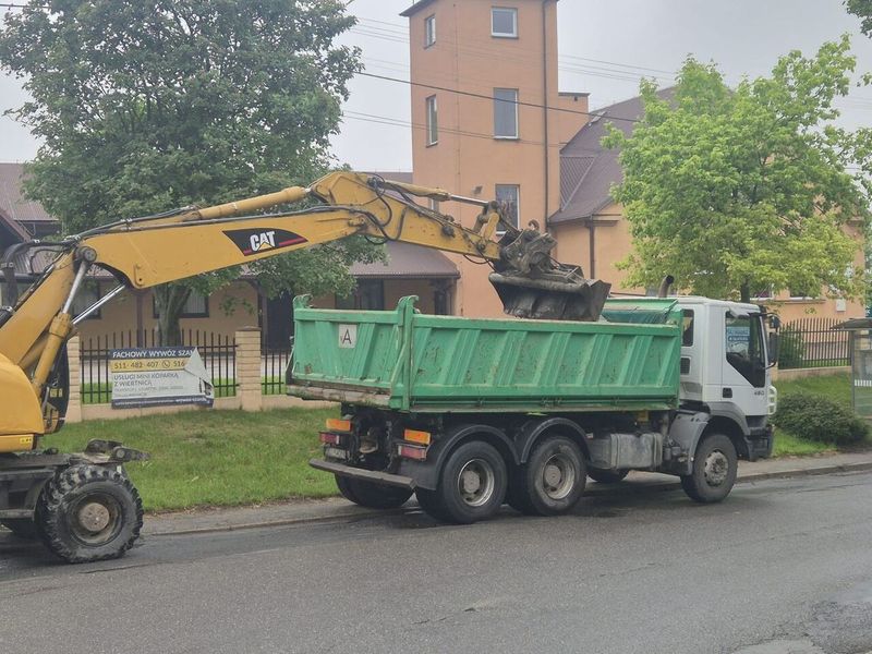 Załadunek wywrotki koparką, rejon Cieszyna