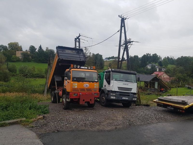 Rozładunek kruszywa z wywrotki, Śląsk Cieszyński